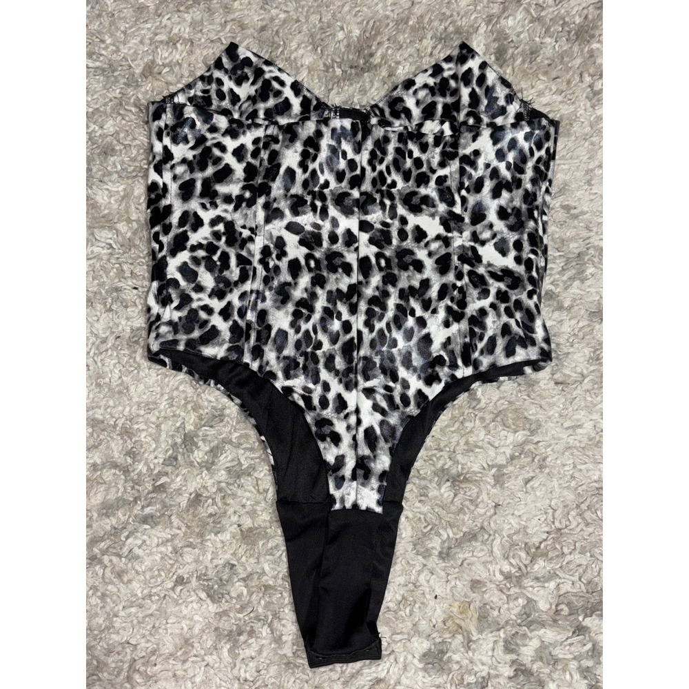 PrettyLittleThing Bodysuit US 6 grey Leopard Print Snap faux leather NWOT - Picture 3 of 6
